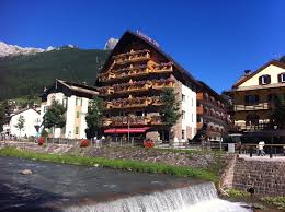 liŋ'gat͡s la'din dolomi'tan), nota semplicemente come lingua ladina (lingaz ladin ; Sport Hotel San Vigilio
