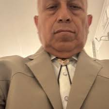 Older men make me melt, but they don't even see it🙄