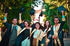 Ucapan selamat wisuda juga bisa diberikan dengan bahasa daerah atau bahasa asing yang biasa wisudawan/ wisudawati gunakan. 10 Ide Ucapan Selamat Wisuda Bahasa Jawa Cerita Wisuda