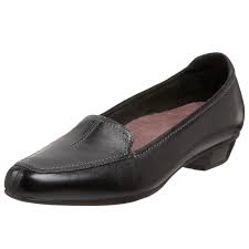 Amazon Com Clarks Women S Timeless Loafer Black 10 W Us Loafer Flats Shoes Loafers For Women Loafer Shoes Women Dress Shoes Womens