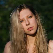 My childhood home had a space like that. My dad put a taxidermy hyena  there. Full body. It scared so many people. ￼