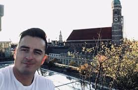 Die letzten 6 fallen jeden monat aus der wertung und 6 neuvorstellungen starten im nächsten monat im album charts voting, jedes album bleibt bis zu 3 monate in der wertung. Andreas Gabalier Das Mega Fest Vor 100 000 Fans In Munchen Schmusa De