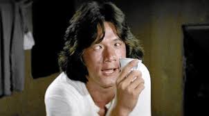 Jackie chan (conhecido em hong kong como dragão chan, em pin yin cheng long 成龙) nasceu numa família extremamente pobre, tão pobre que chan quase foi vendido para um rico casal britânico quando ainda era bebê. 10 Essential Jackie Chan Movies