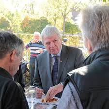 Hessens ministerpräsident volker bouffier berät heute mit kanzlerin angela merkel und den anderen ministerpräsident*innen. Landtagswahl Hessen Volker Bouffier Macht In Baunatal Wahlkampf Mit Currywurst Baunatal