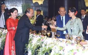 Đến cuối năm 2008, ông bổ nhiệm thêm nguyễn duy hưng làm trợ lý, có tất cả bốn trợ lý, đều cấp hàm vụ trưởng. Thá»§ TÆ°á»›ng Nguyá»…n Xuan Phuc Va Phu Nhan Chá»§ Tri Dáº¡ Há»™i Quáº£ng Ba VÄƒn Hoa Viá»‡t Nam