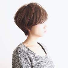 外国人シルエットのシンプルショートヘア 丸みのあるショートヘアは女性らしい印象を作ります 骨格をキレイにみせるカットライン 襟足などの生えグセもおさまります 髪質 毛量でのお悩みもヘアカットで解決