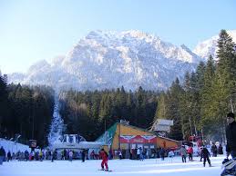 Iernile la bu]teni sunt ca [n basme iar mprejurimile ofer` priveliti spectaculoase ca acelea de la alexandros, silva, gura diham, kalinderu ori poiana izvoarelor, iar p@rtia kalinderu se prelungea cu boncu dup` numele unui proprietar din zon`. NumÄƒr Impresionant De Oameni Pe Partia Recent Inaugurata Kalinderu 2 Stiri Busteni