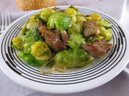 O supa cu varza de bruxelles aburinda, cu miros delicios este visul tuturor in zilele friguroase. Un Delicios Sote De VarzÄ De Bruxelles Cu Carne De Porc Epoch Times Romania