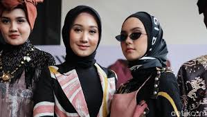 Busana muslim terbaru dian pelangi di bawah ini semi formal. Tampil Di New York Fashion Week Baju Dian Pelangi Ditaksir Miss Usa