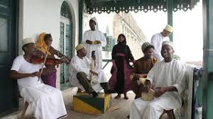 Khanga moja na vibao kata, mtu anavua nguo anacheze na khanga bila chupi khanga imeloa laana hii nilipita sehenu nikaona huko bara kwenye baa unatoa elf 5 unapewa jagi. Kidumbaki Asali Haiyonjwi