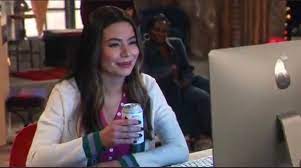 I like the reference to the meme. Discussingfilm On Twitter Miranda Cosgrove Recreates The Interesting Meme From Drake Josh During The Icarly Revival Title Sequence