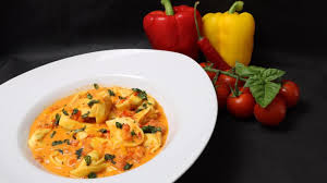 Tortellini In Einer Scharfen Paprika Tomaten Frischkase Sosse Zu Faul Zum Kochen Tortellini Rezept Tortellini Tortellini Sosse