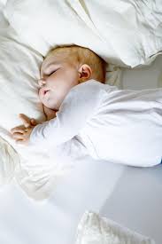 Zurück schaffen es die meisten zwischen dem achten und neunten monat. Schlaflage Beim Baby Diese Schlafposition Ist Die Beste Fur Ihr Kind