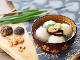 Chè trôi nước (or sometimes is called chè xôi nước in southern vietnam or bánh chay in northern vietnam, both meaning floating dessert wading in water) is a vietnamese dessert made of glutinous rice filled with mung bean paste bathed in a sweet clear or brown syrup made of water, sugar. Lam Banh Troi Máº·n Mon Má»›i Ngon Láº¡ Cho Bá»¯a Sang