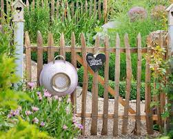 Holztor hundehütten pool im garten gartendekor garten ideen hinterhof garagentor gartentüren schuppen türen gartenhaus. Gartentor Tipps Zu Material Konstruktion Pflege Mein Schoner Garten