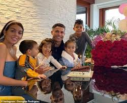 A felicidade dos meus filhos e netos é a minha felicidade ✌. Cristiano Ronaldo S Girlfriend Georgina Rodriguez Shows Off Sparkling Diamond Ring Duk News