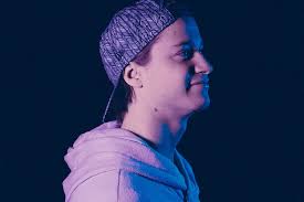 Derek Wise Shares New EP, 'Glam Wave'