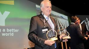 Filho de geraldo teixeira de sousa e maura menin, rubens é formado em engenharia pela universidade federal de minas gerais (ufmg). Rubens Menin Da Mrv Engenharia Representara O Brasil No Premio Empreendedor Do Ano Da Ey Pequenas Empresas Grandes Negocios Empreendedorismo