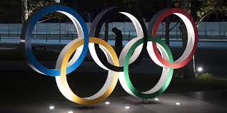 Os cinco aros entrelaçados numa bandeira de fundo branco foram idealizados em 1914. Tokio 2020 Que Significan Los Aros De Los Juegos Olimpicos