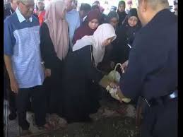 Ketua polis negara tan sri mohamad fuzi harun berkata, beliau baru sahaja menerima memorandum itu daripada dua. Jenazah Isteri Ketua Polis Negara Disemadi Bersebelahan Kubur Anak Lelaki Youtube