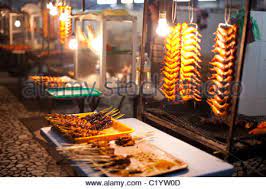 Cara memasang bulu pada kail adalah dengan cara menyulamkan kail ke dalam batang bulu ayam. Marche De Nuit Kampung Air Pasar Malam Kota Kinabalu Sabah Malaisie Photo Stock Alamy