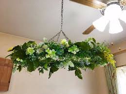 ウォールデコレーションのイメージのリースですが 最近 ヒモで吊るして空間を飾る フライングリース を見かけるようになってきました 気になるアイテムだったので 私もさっそく挑戦 気軽に挑戦できるように 材料費は極力かけないで作る方法を考えましたので