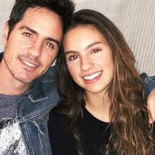 La supuesta novia de mauricio ochmann también está muy relacionada con el medio del espectáculo, es licenciada en ciencias de la comunicación y al igual que mauricio ochmann, tras su divorcio, aislinn derbez se concentró en su carrera profesional, pero eso no les ha impedido rehacer. Mauricio Ochmann Se Caso La Primera Vez Con Una Arquitecta