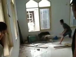 Babi hutan besar itu berlari masuk area masjid, menabrak pintu, lari ke dapur, ke tempat wudhu hingga akhirnya berhadapan setelah menabrak pintu masuk masjid, babi yang diduga berasal dari hutan belakang perumahan pemerintah daerah tersebut kemudian masuk area dapur masjid. Viral Video Aksi Pembunuhan Babi Di Dalam Masjid Warganet Geram Makassar Terkini