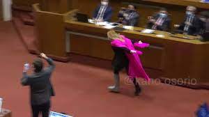 Pamela jiles celebrando a lo naruto pic.twitter.com/l9xvjfnmqp. Diputada Pamela Jiles Corriendo Como Naruto Youtube