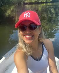 Boat rides + bold shades = the perfect weekend combo ⚓♥️ #VelvetVibes  #SportyChic #CateyeSunglasses #WeekendMode #FaceShape #CoolMom