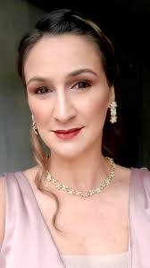 Vem comigo aprender a utilizar o pó facial solto! Não esqueça de pegar  pouco produto ou tirar o excesso na mão., Quer aprender mais?? Venha  descobrir o seu poder na AUTOMAQUIAGEM com o meu curso ...