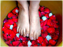 (2) it's important to wash your feet every day and dry them thoroughly, especially between the toes. 3 Foot Soaks To Get Rid Of Smelly Feet In The Monsoon Times Of India