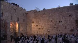 Al menos 17 capas del muro de los lamentos están por debajo del nivel de la calle, pero las enormes piedras inferiores llamadas sillares de la porción los judíos dejaron de usar el término muro de los lamentos tras la guerra de los seis días en 1967. Muro De Los Lamentos Judaismo Jerusalen Israel Sd Stock Video 391 693 950 Framepool Stock Footage