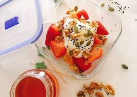 Almuerzo En Tupper Fresas Naranja Y Yogur Griego Con Nueces Y Semillas Receta De Irene Guirao Receta Recetas De Comida Almuerzos Comida