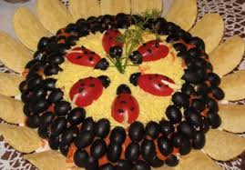 It is a combination of finely chopped beef (or most often chicken, or turkey breast) and root vegetables, folded in mayonnaise and finished with murături. Cele Mai Bune Idei De Ornat Salata De Boef Pentru CrÄciun