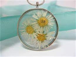 Daisy Necklace White Daisy Pendant Real Flower Necklace Etsy Daisy Pendant Daisy Necklace Flower Resin Jewelry