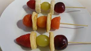 Hay de todos desde postres, hasta entrantes pasando por segundos. Recetas De Cocina Para Ninos Brocheta De Frutas Receta 109 Recetas Para Ninos Youtube