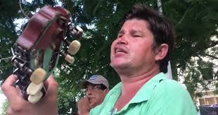 Dicen que le faltan tres tornillos, pero lo que no le gusta es estar  'arranca'o'