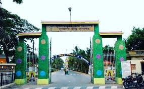 જૂનાગઢ કૃષિ યુનિ.ના તત્કાલિન કુલપતિ ડો.પાઠકે રાતોરાત કૃષિ યુનિ. એકટમાં ફેરફાર કરી વર્તમાન કુલપતિ ડો. ચોવટીયાના પુત્ર જય ચોવટીયાને મદદનીશ પ્રાધ્યાપકની નોકરી આપી દીધી.