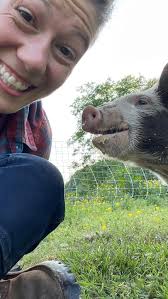 Carving a tiny chair seat for my tiny rocker! So much tiny! Hey  @cminihantravishers what are the chances we could get a tiny travisher? 📷  @_callmemabie_...
