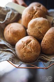 Vollkorn Milchbrotchen Foodundco De Foodblog Aus Nurnberg Rezept Milchbrotchen Lebensmittel Essen Rosinenbrotchen