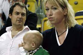 19 maja dydek miała atak serca, straciła przytomność w swoim domu w brisbane, gdzie po zakończeniu kariery sportowej mieszkała z mężem i dwójką dzieci. Dramat Meza Dydek Zostal Z Dwojka Dzieci