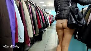 爱丽丝穿过服装店，掀起裙子露出没有内裤的屁股
