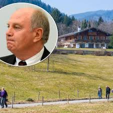 Popular hotels close to munich airport include hilton munich airport, novotel munich airport, and hotel garni haus zum gutenberg. Uli Hoeness Hamische Kunst Aktion Vor Seiner Villa Am Tegernsee Kultur