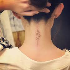 Tatouage 20 idées pour les 40 ans et plus. 1001 Idees Tatouage Nuque Marque Jusqu Au Cou