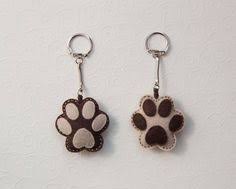 Patte De Chien Feutre Pendentif Porte Cle Par Suyika Sur Etsy Patte De Chien Porte Cle Bijoux De Sac Diy