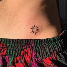 45 Exclusively Unique Sun Tattoo Ideas To Explore Gravetics Tattoos Fuss Tattoo Ideen Sonnen Tattoo Klein
