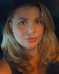 Feliz aniversário Valentina 💖 Mil milhões de beijos pra você!! Chegar nos  17 anos é uma delícia ❤️Parabéns 🎉 Amamos você filha🥰