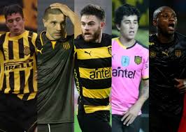 Cada una tiene en su interior un sutil patrón de chevrones y es interrumpida al centro del torso para dar espacio a antel, la compañía de telecomunicaciones que patrocina a peñarol. Las 42 Camisetas Que Utilizo Penarol En Los Ultimos Anos Ovacion 22 01 2020 El Pais Uruguay