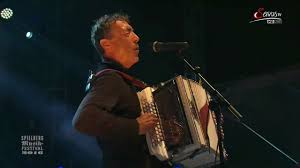 Hubert von goisern, nico santos und joris. Hubert Von Goisern Brenna Tuat S Guat Spielberg Musikfestival 2016 Youtube